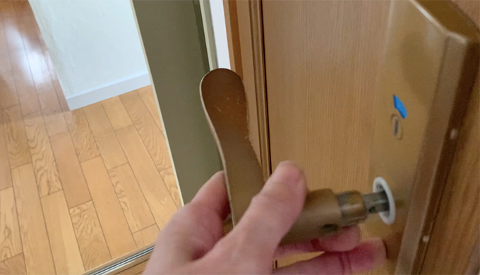 ドアにペンキを塗る方法